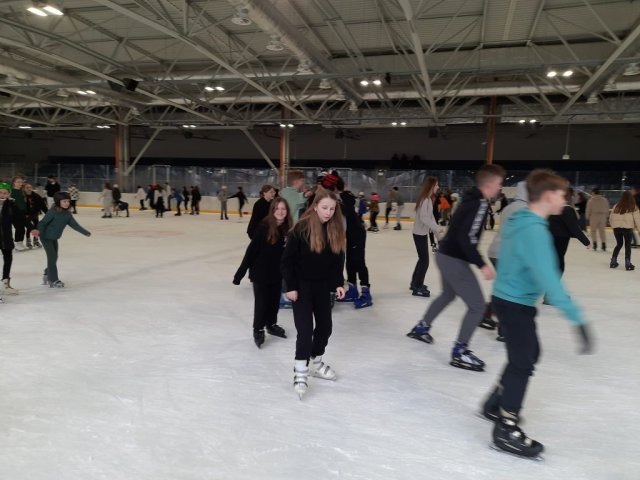 b_1024_768_0_00_images_2022_2023_WYCIECZKI_Lodowisko_337130950_723033112879685_8780012291543762974_n